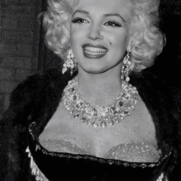 Marilyn Monroe Definitely Wore Vintage Rhinestone Jewelry Proudly - Picture 2 of 2